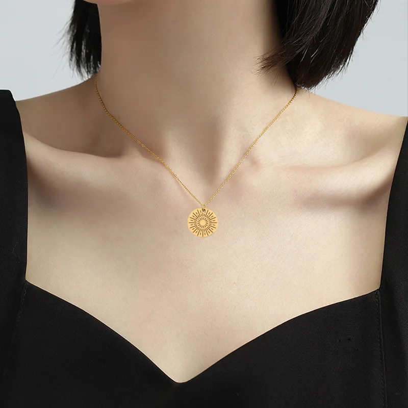 Customized Stainless Steel Sun Pattern Round Pendant Necklace, for Girls' Birthdays, Valentine's Day Gifts, Fashionable Items