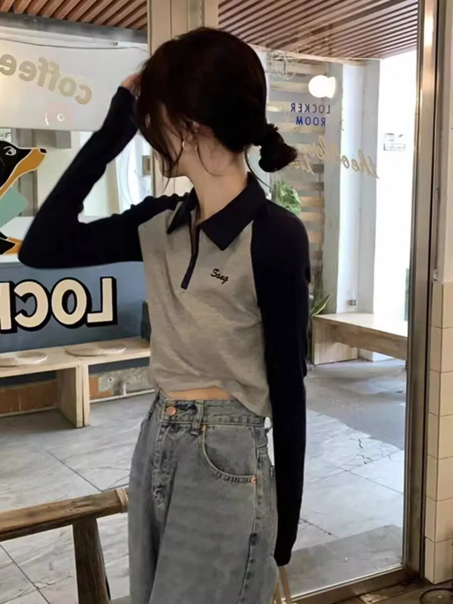 

2025 женская футболка с воротником-поло, осенний корейский стиль, облегающий повседневный топ с длинными рукавами контрастного цвета для модной внутренней одежды в консервативном стиле