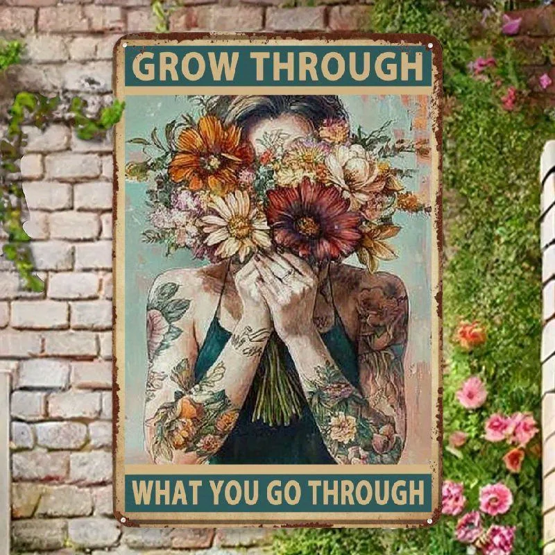 Placa de Metal Vintage com Citação Inspiradora: Arte Floral Feminina com a Frase 'Grow Through What You Go Through', Decoração de Parede Retrô