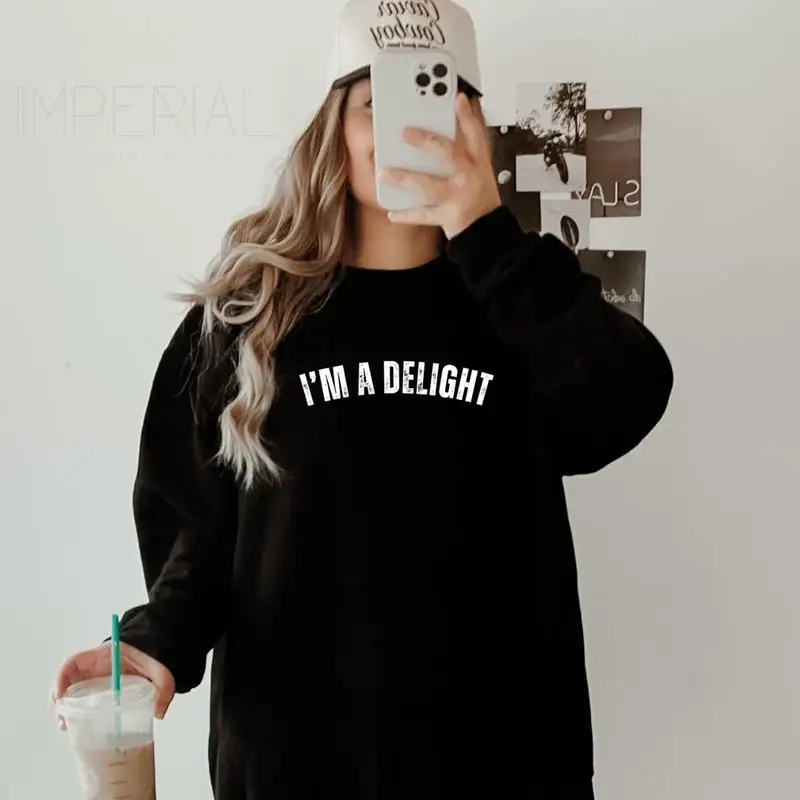 

Funny Quote Sweatshirt "I'm A Delight" Slogan Minimalist Pullover Streetwear Casual Tops for Women Teens Unisex
