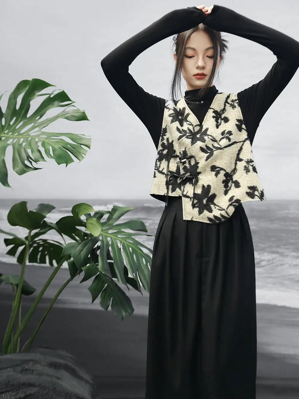 New Chinese Style Floral Embroidery Jacket Women's Vest Layering Retro Ink Painting Pattern Short Length V-Neck Polyester Blend