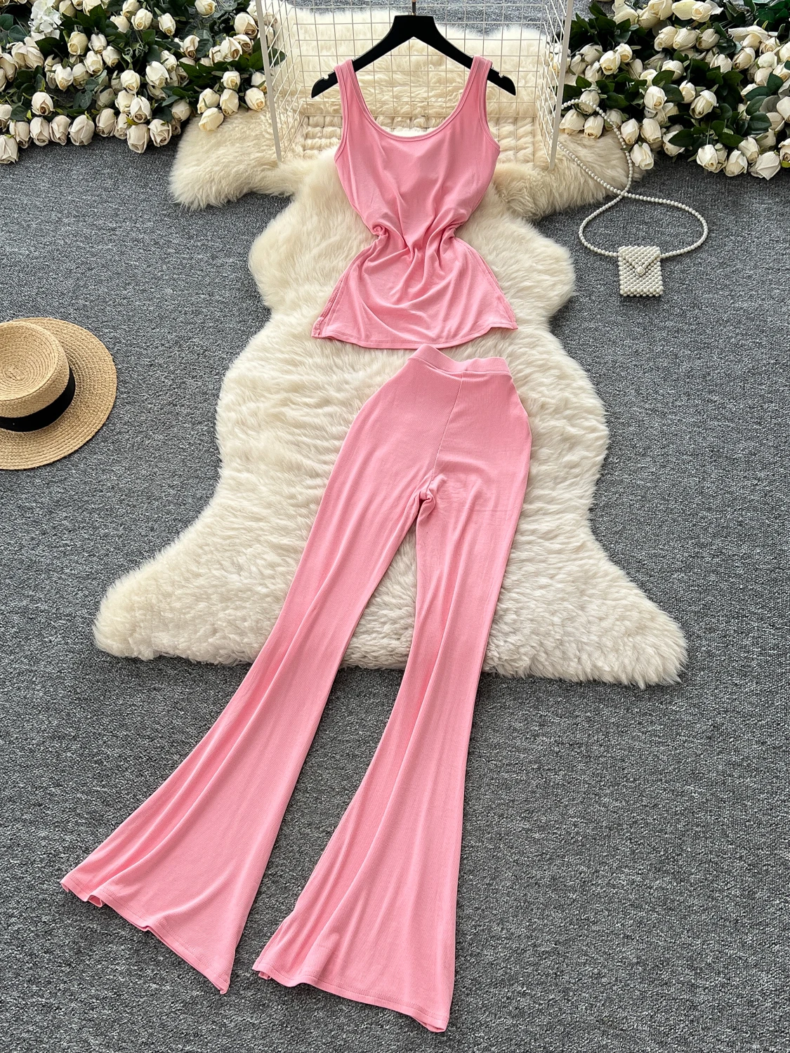 مجموعة صيفية نسائية عصرية ومريحة: توب كروب بفتحة جانبية وخصر مرتفع مع بنطلون واسع الأرجل - طقم من قطعتين