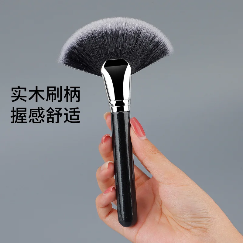Hot-Selling Large Wooden Handle Fan-Shaped Brush Highlight Brush Fine Fiber Bristles Quick Makeup Application Brush In Stock
