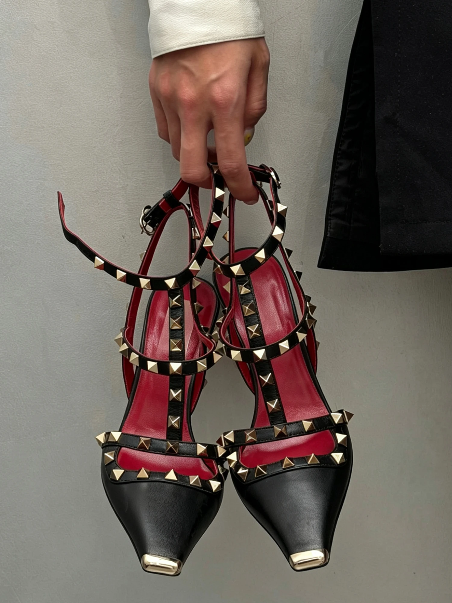 sandali-sexy-in-pelle-goffrata-con-borchie-e-fibbia-punta-aperta-tacco-sottile-quadrato-in-metallo-scarpe-da-donna-alla-moda