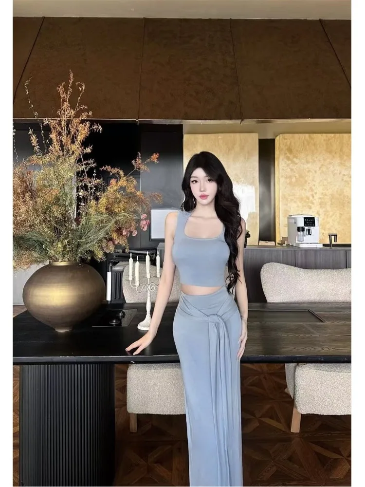 

Весенний новый стиль: комплект из топа без рукавов и юбки с высокой талией для женщин, модный облегающий костюм с завязками на талии.