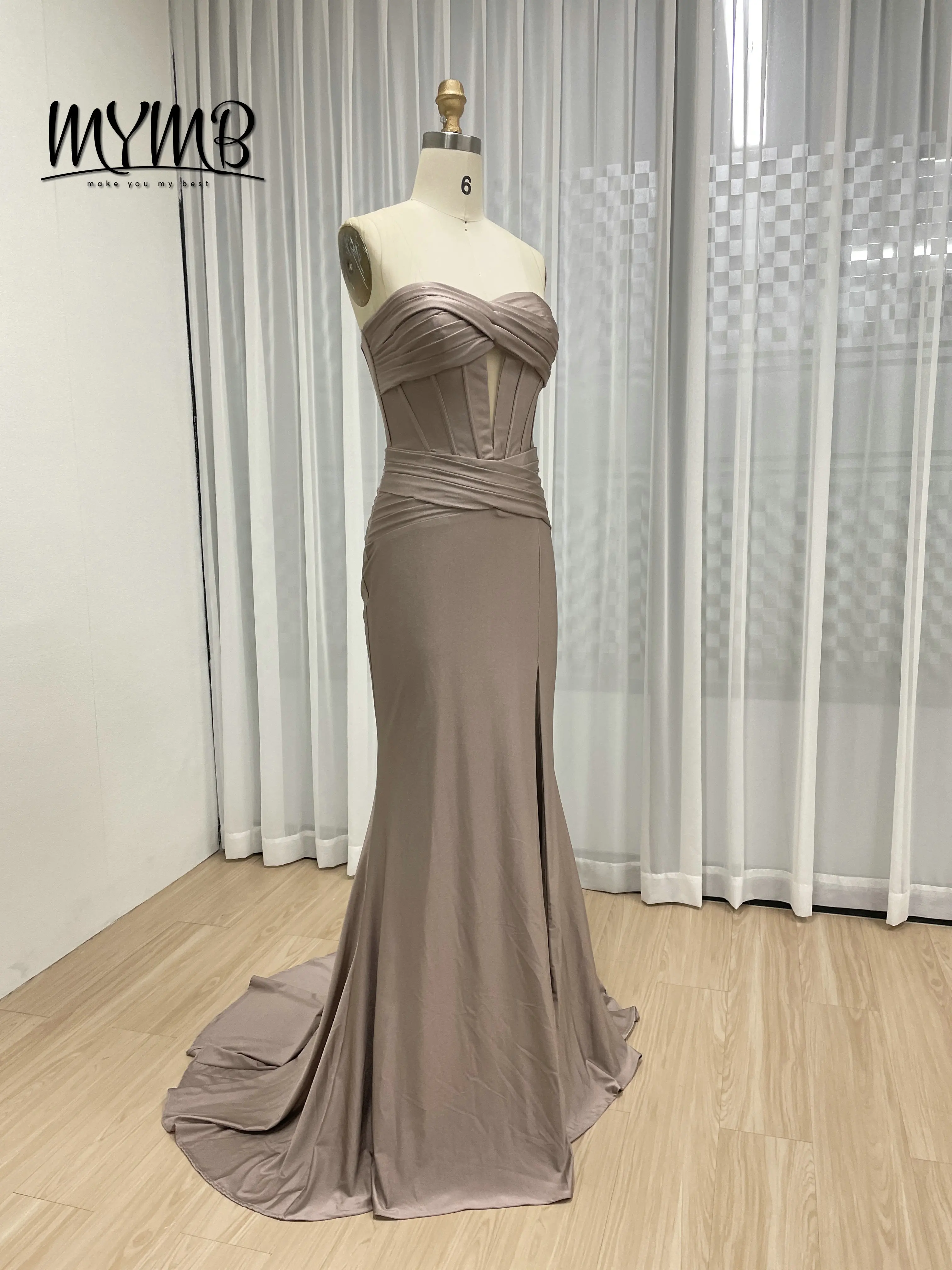MYMB ชุดราตรีเกาะอกสีคาราเมลสวยหรูพร้อมรายละเอียดจับจีบเก๋ เดรสผ่าสูงพอดีเหมาะสำหรับงานแต่งงานพรหม MC20074