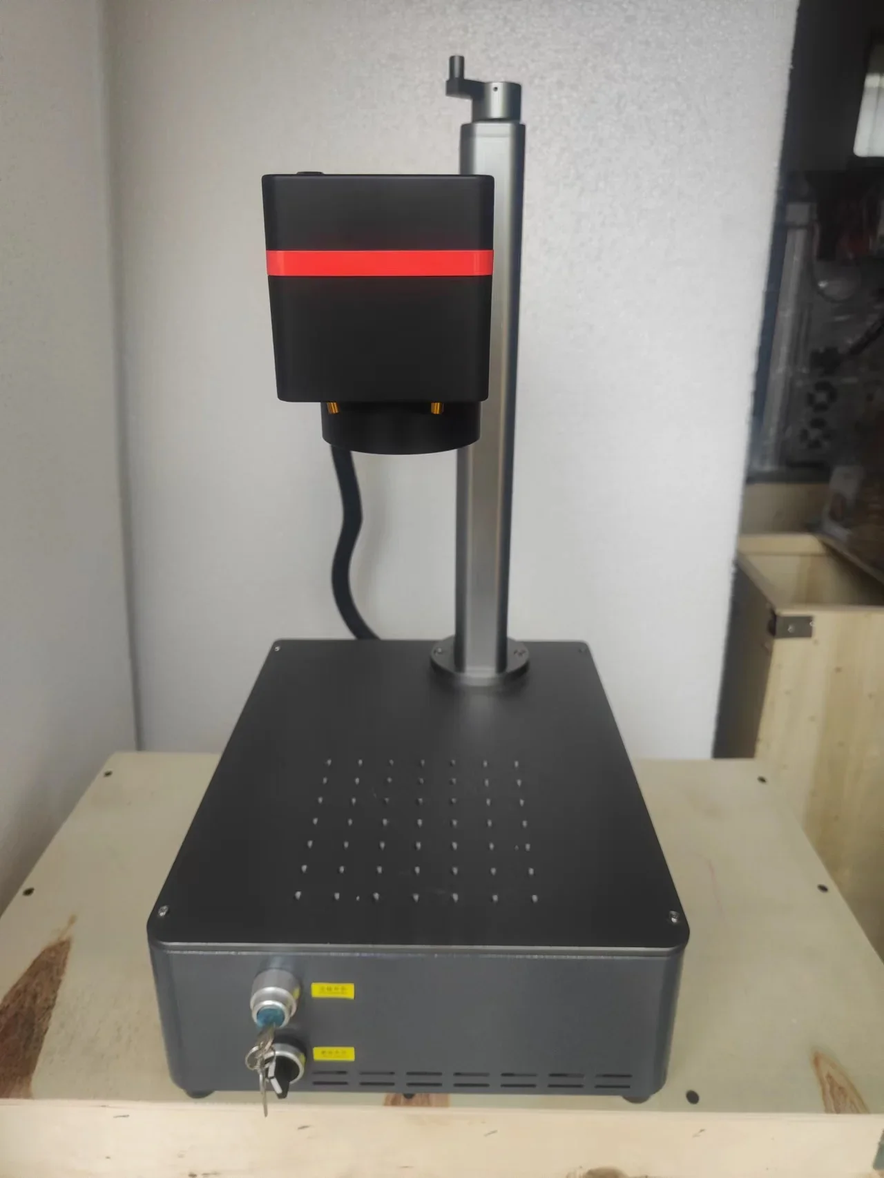 Best Price , 30w Raycus Fiber Laser Marking Machine For Engraving Metals