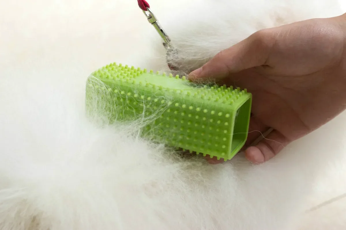 1Pds New Silicone Hollow Rubber Dog Hair Brush Remover Cars Furniture Carpet Clothes Cleaner Brush For Dogs Cats Pet Supplies