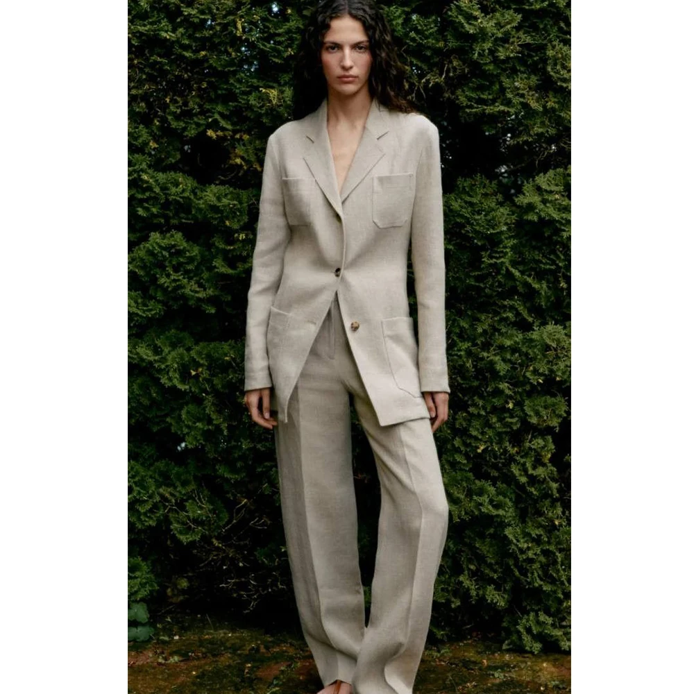 

Минималистичный женский костюм-двойка в нейтральном стиле: светло-бежевый/абрикосовый однобортный блейзер и брюки с отложным воротником, приталенный, для офиса