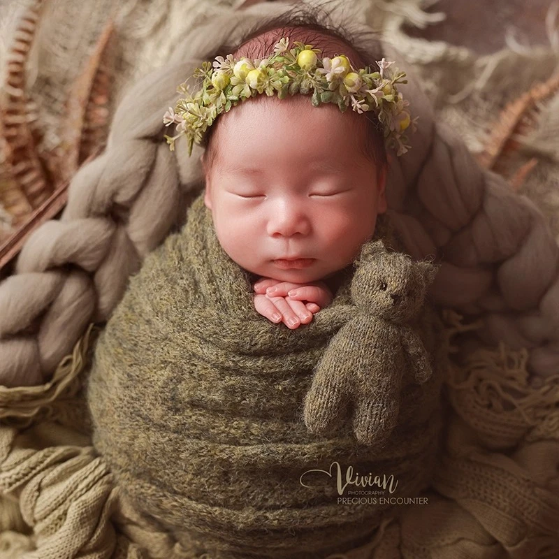 Newborn Photography Props Floral Headband  Green Knitted Hat Wrap Blanket with Posing Basket Accessories for Baby Photoshoot