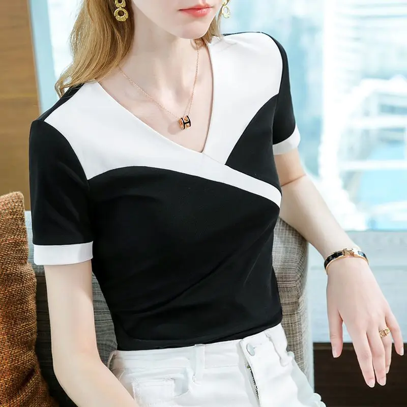 Fashion Temperament Simple Versatile Korean Black White Panelled V-neck Short Sleeved T-shirt Women\'s Summer New Slim Thin Top