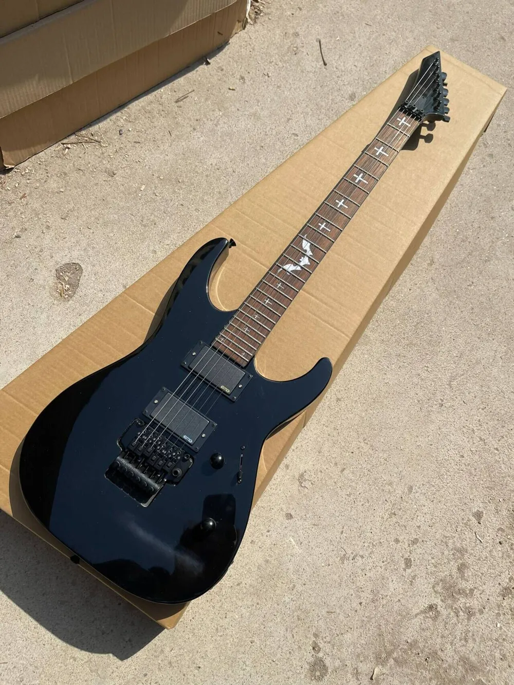 

6 Strings Electric Guitar with Black Hardware,Rosewood Fretboard,Provide customized service