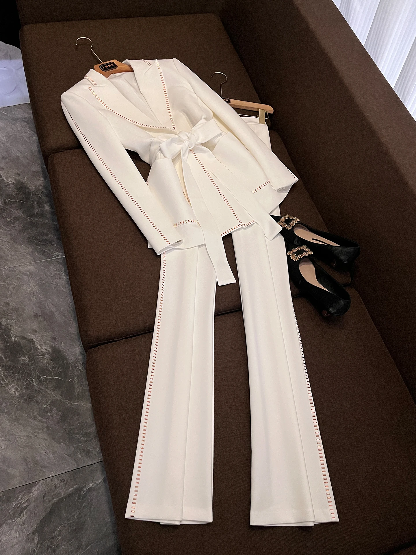 

White Slim Fit Women's Suit Set with Belt Two-Piece Minimalist Style High Waist Design Elegant And Fashionable A05288