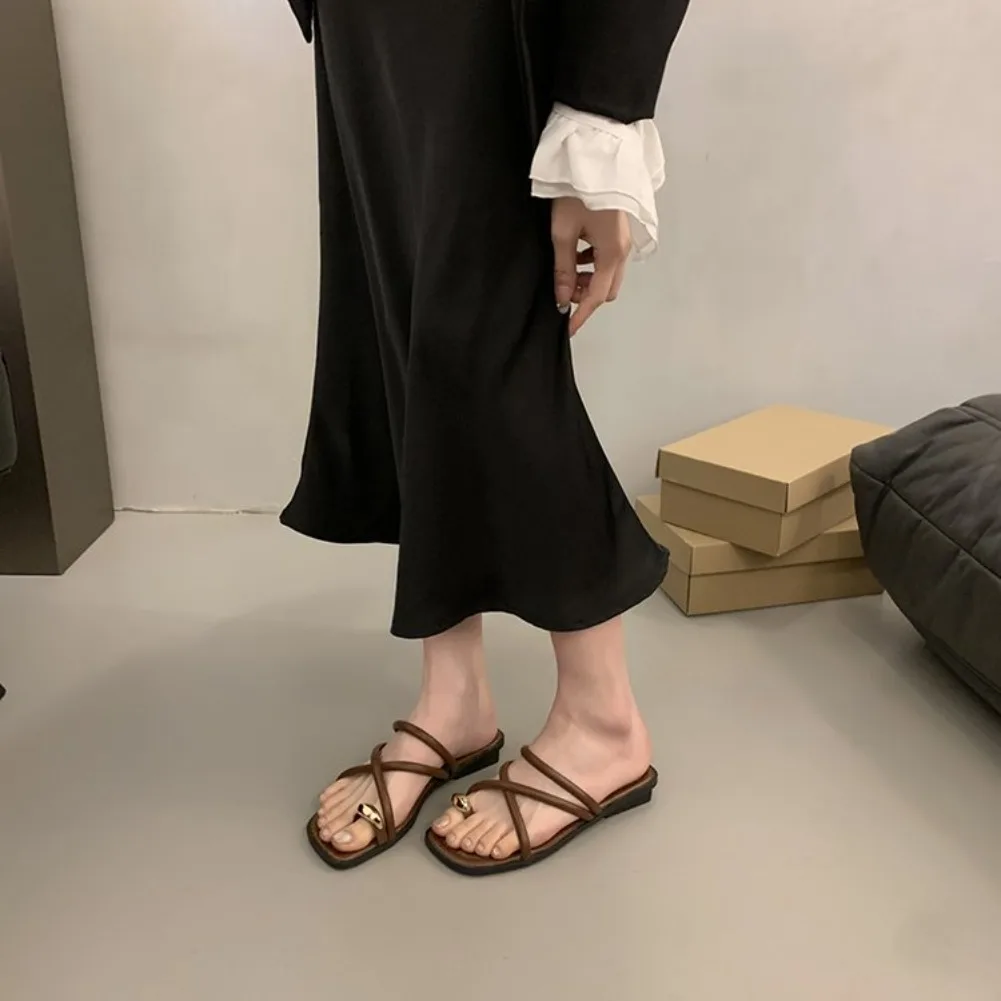Stylische Damen-Sandalen mit Kreuzriemen, bequeme, leichte Zehenriemen-Strandschuhe mit lässigem, einfarbigem Design für den Sommer – Detail 11