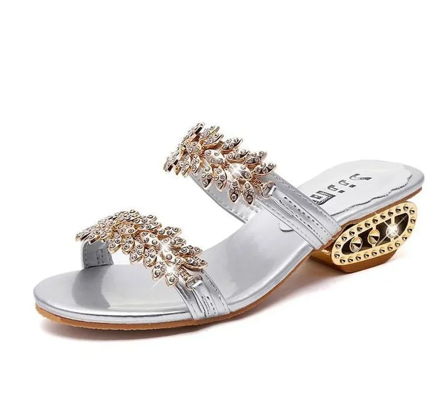 Chanclas de tacón bajo para Mujer, sandalias de verano con diamantes de imitación a la moda, zapatillas de lujo para exteriores, color negro, 2024