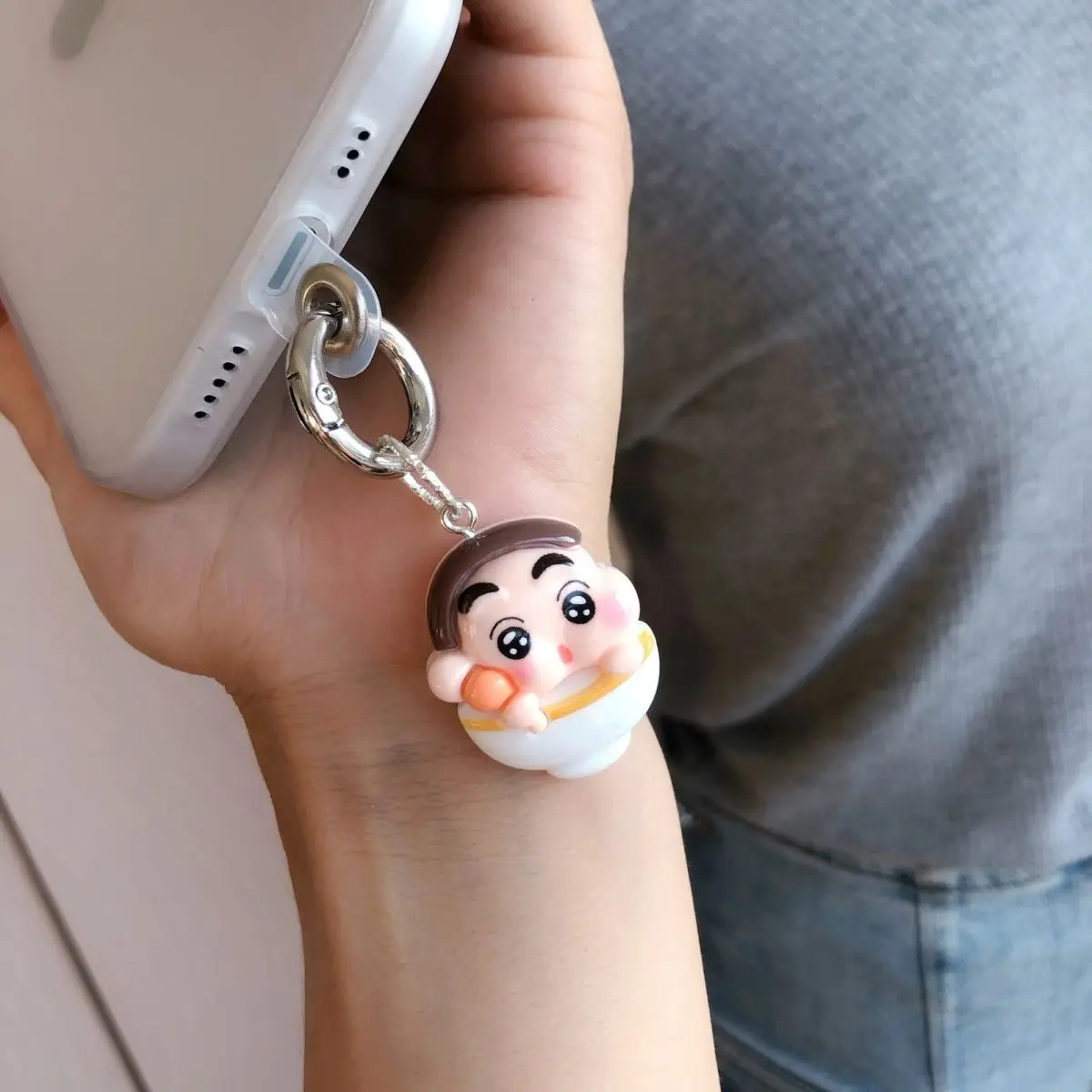 ใหม่ Kawaii Crayon Shin-Chan จี้พวงกุญแจโทรศัพท์มือถืออุปกรณ์เสริมอะนิเมะการ์ตูนนักเรียนน่ารักความงามเรซิ่นเครื่องประดับของขวัญ