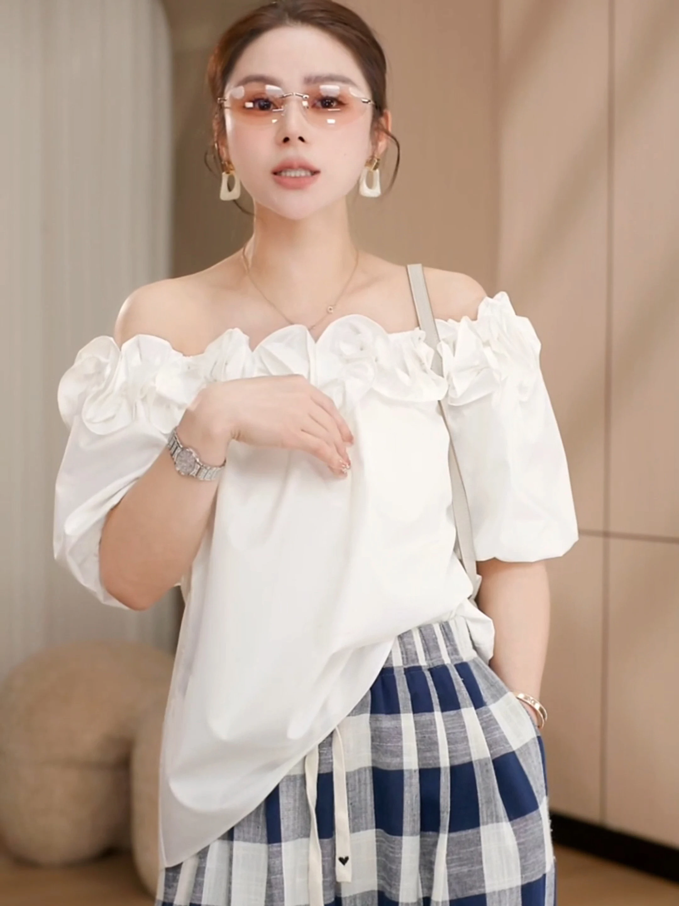 ファッショナブルでシックなレディースサマー2025、レーストリム付きワンショルダーデザイン、韓国風スリーブルーズフィット、オルトスベトップ