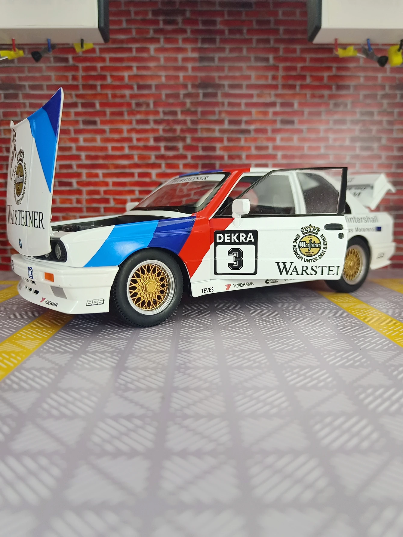 1:24 BMW M3E30 1988 DTM Super Car Legierungsmodell Sound und Licht Pull-Back Kinderspielzeugauto Geschenk feine Verarbeitung gute Qualität