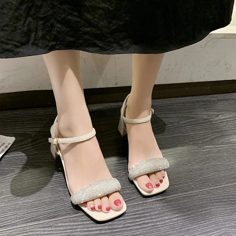 Sandal Modis Wanita Sepatu Manis untuk Wanita Sandal Musim Panas Bling Tali Gesper Solid Hak Tinggi Persegi Kasual Ukuran Plus