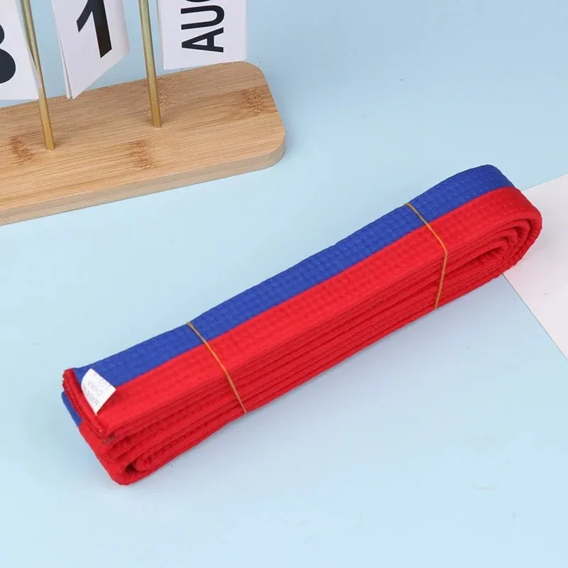 : Vestuário para karatê e taekwondo
