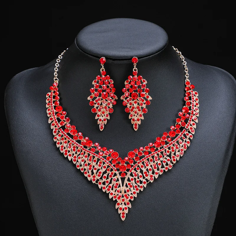 

Metal collarbone chain, court temperament, European and American retro exaggerated temperament, crystal gemstone short necklace,