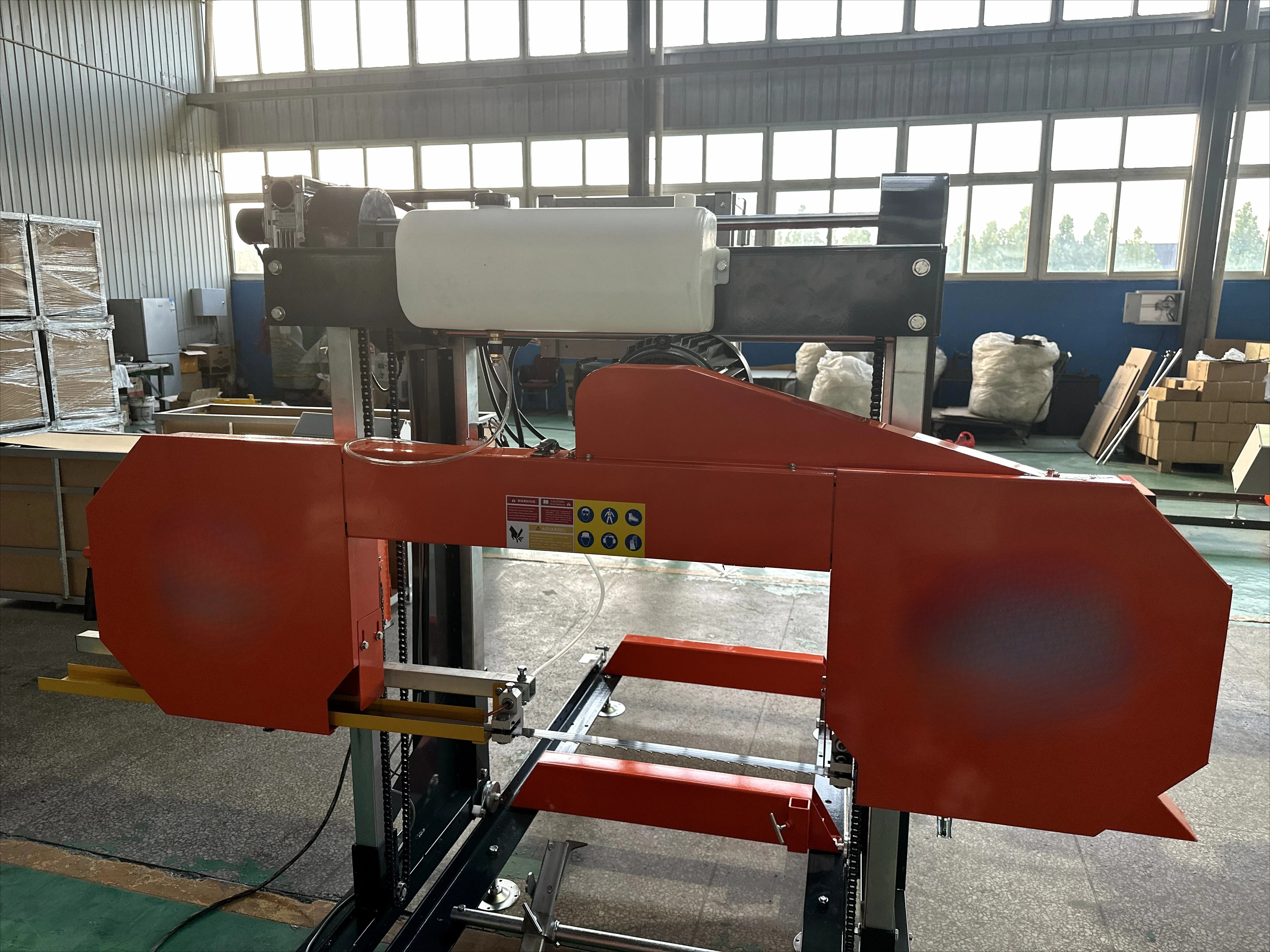 Przenośna piła łańcuchowa Auto-Lift 7,5 kW, wytrzymała elektryczna piła łańcuchowa do profesjonalnego cięcia drewna, obróbki drewna leśnego.