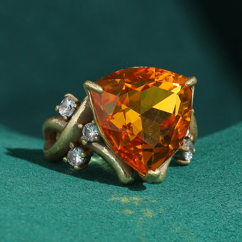 

Large Triangle Vintage Orange Crystal Rings Antique Gold Plated Jewelry Luxury Accessories 2026 New Trend Lady Art Festival Deco