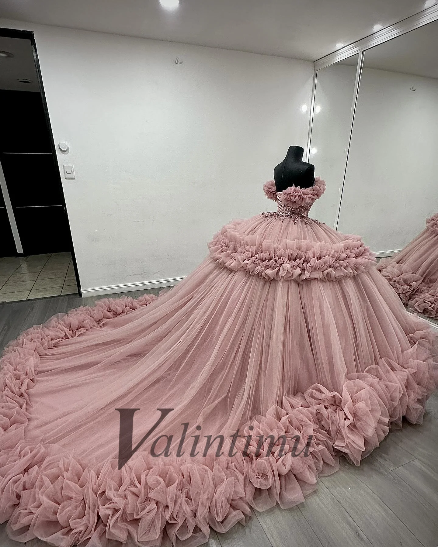 فستان Valintimu Breathtaking Ruched Quinceanera للفتيات تول أحجار الراين ذيل محكمة رداء Quinceanera Rouge مخصص #4