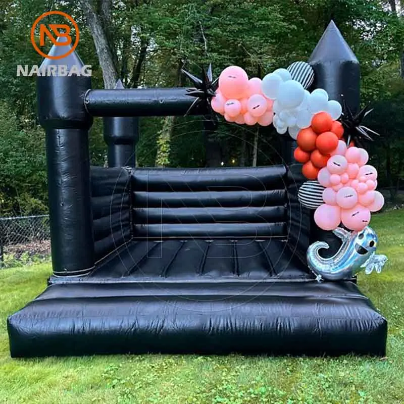 Dmuchany zamek do skakania na wesele, czarny, 4 x 4 metry, biały, różowy, dla dorosłych i dzieci.