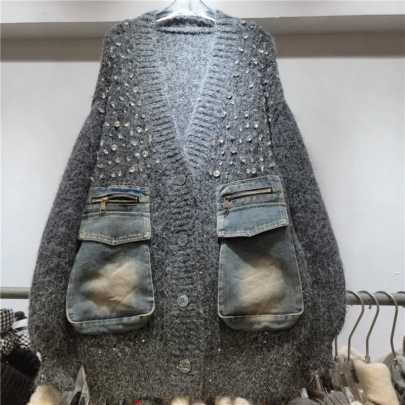 เสื้อคาร์ดิแกนถักไหมพรม WTHT รุ่นใหม่ทันสมัยสำหรับผู้หญิง ประดับเพชรแบบ Heavy Industry กระเป๋าเดนิม แขนยาว คอวี สำหรับฤดูหนาว ปี 2025 รุ่น 1LS2773
