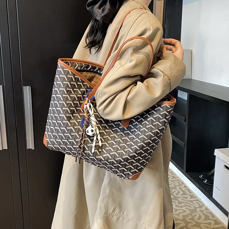 

2025 Stylish Large Capacity Tote Bag for Women, Versatile Leather Feel Shoulder Bag, Chic Work & College Purse