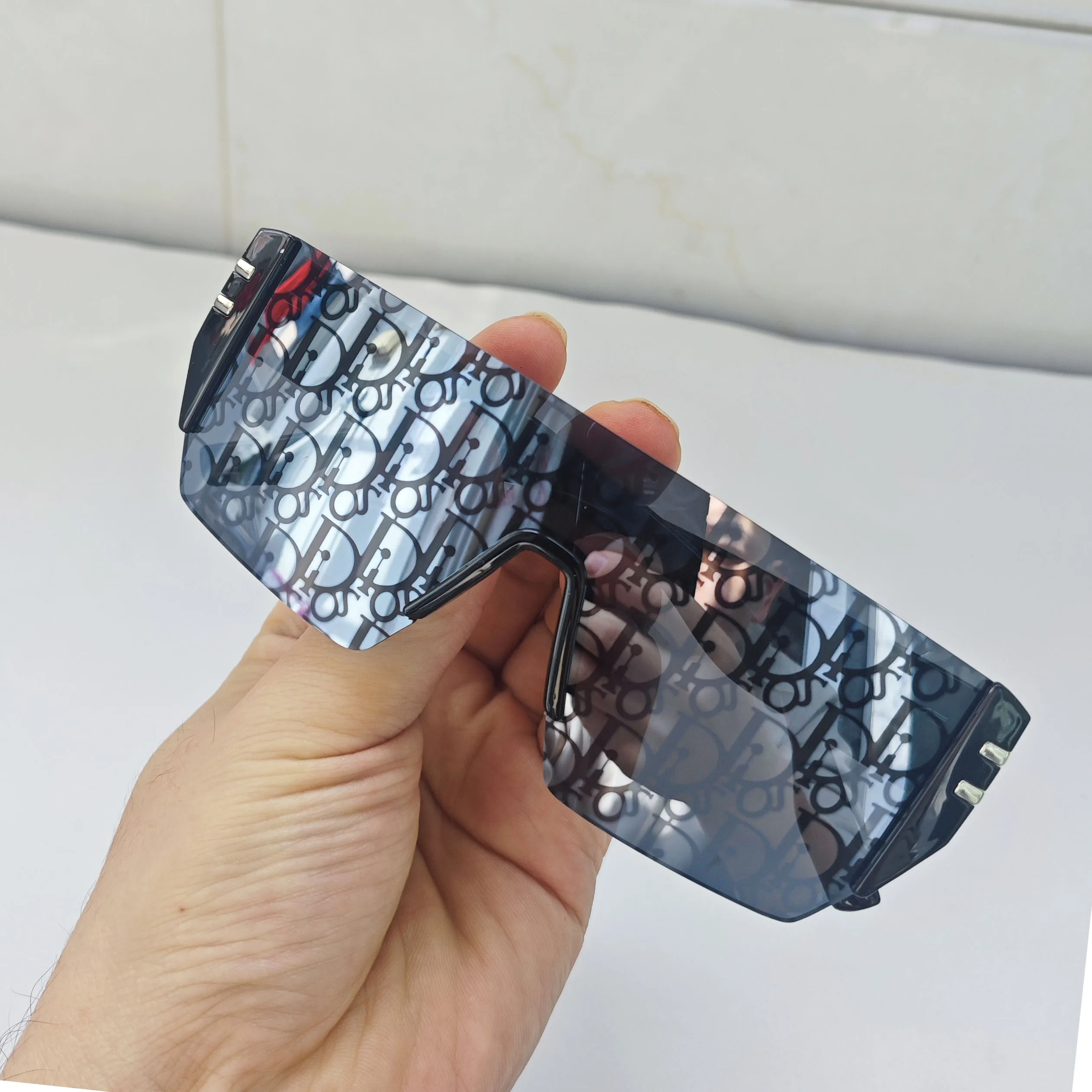 Luxury Shield Sunglasses Men Women Y2K Oversized Rimless One Piece Sun Glasses Letter Print UV400 Sport Oculos De Sol Eyewear