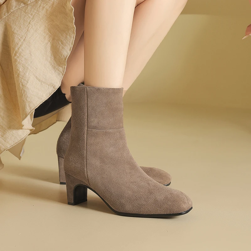

Осень-зима 2026, модные женские ботильоны из коровьей замши в стиле ретро, шоколадные женские ботинки на высоком массивном каблуке с квадратным носком и молнией