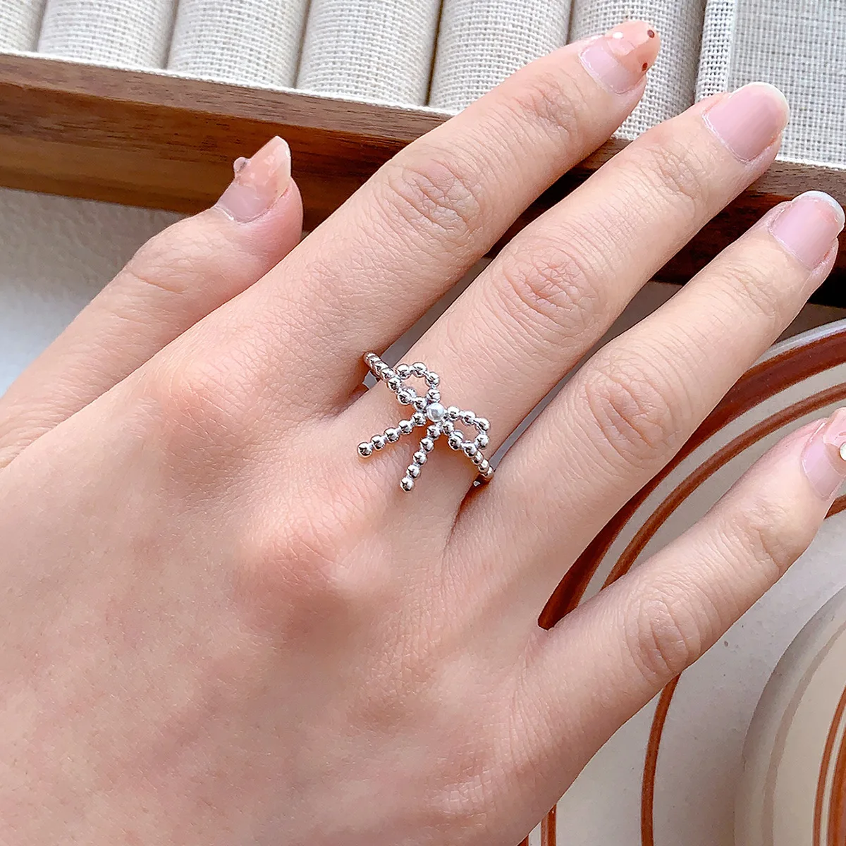 

Европейское и американское милое крутое кольцо из бисера с бантом для женщин, милое сердце, уникальный стиль, регулируемое открытое кольцо из бисера