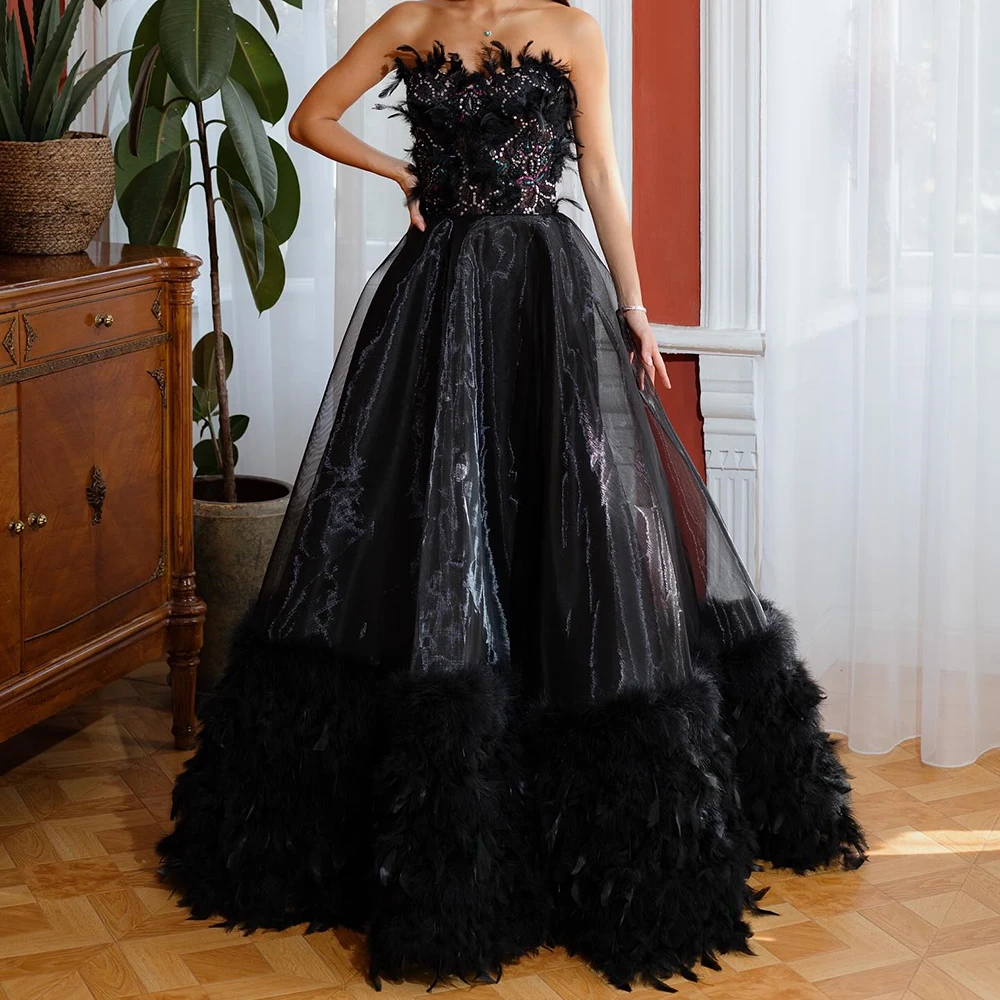 カスタマイズされた A ラインのイブニングドレス フロアレングス ストラップレス ノースリーブ プロムドレス ファッション フェザー クリスタル シンプル ドレープ パーティードレス