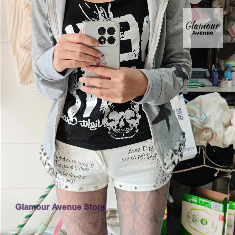 

Korean sexy spice girl y2k snake print low-waisted denim shorts women's summer new fashion design sense tight hip hot pants.