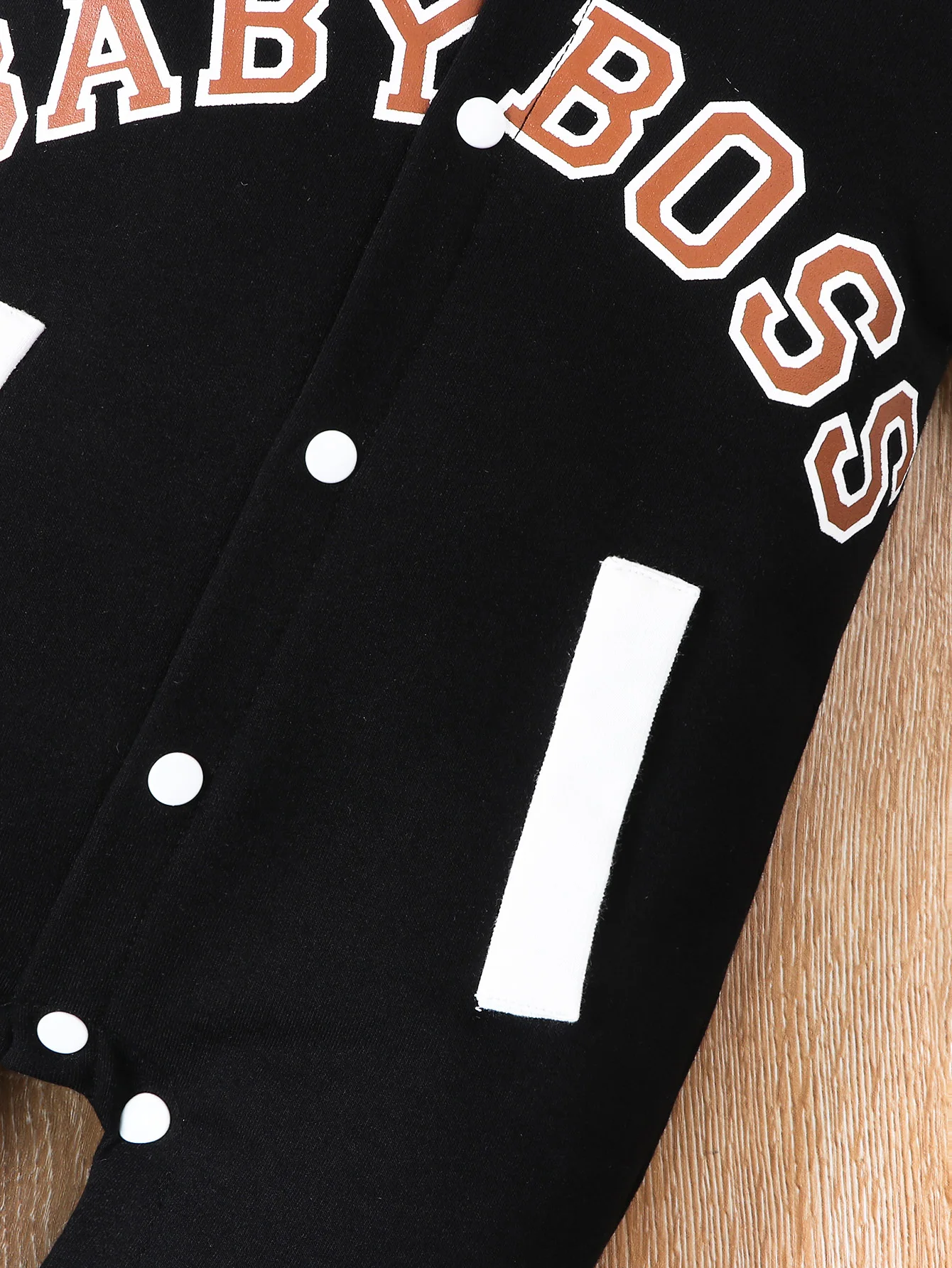 Schwarzer Langarm-Strampler für Babys mit Rundhalsausschnitt und Buchstabenmuster, aus bequemem, weichem Material, modischer Baby-Overall. – Detail 7