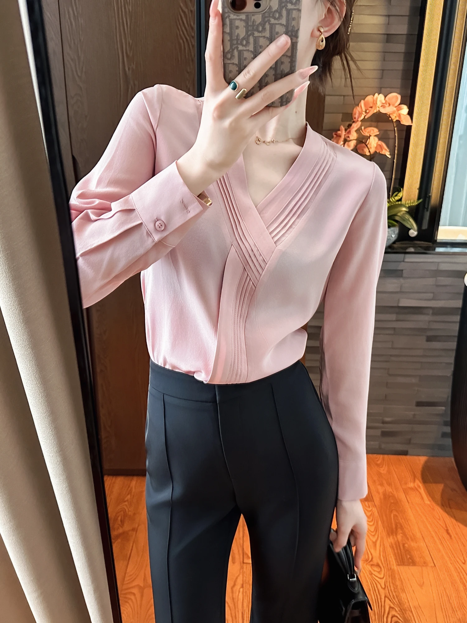 

Розовая плиссированная блузка с V-образным вырезом, омолаживающая, создающая особую атмосферу, свободного кроя, с длинными рукавами, женская, удобная, дышащая