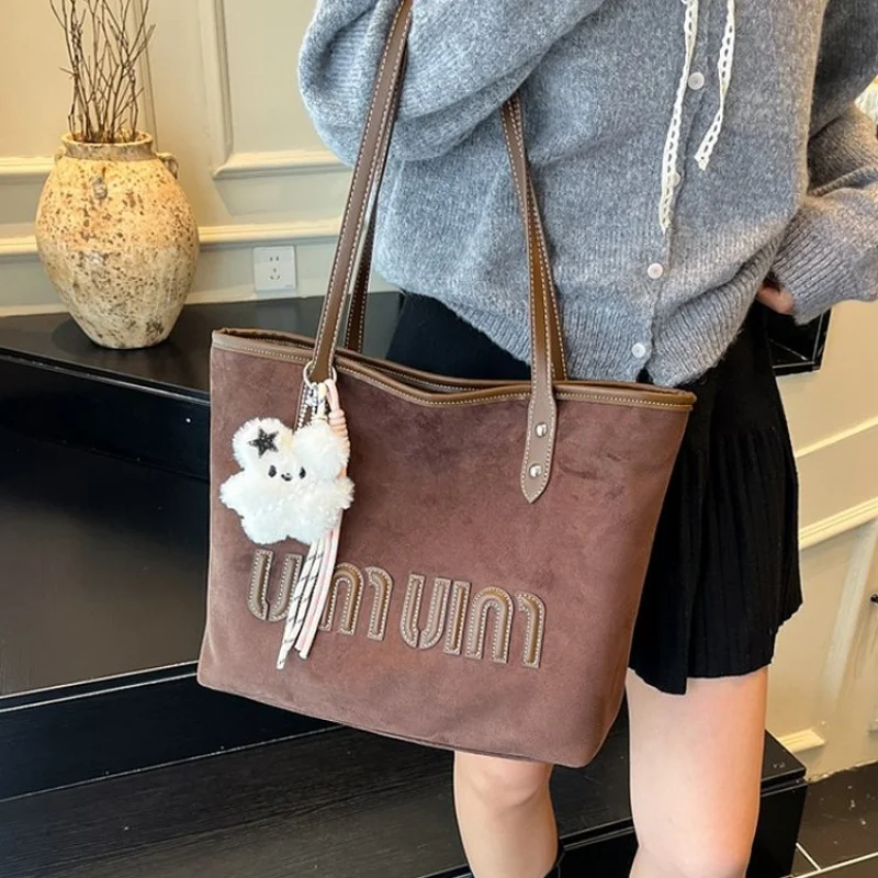 

Модная женская кожаная сумка - классическая элегантная сумка через плечо с золотой фурнитурой