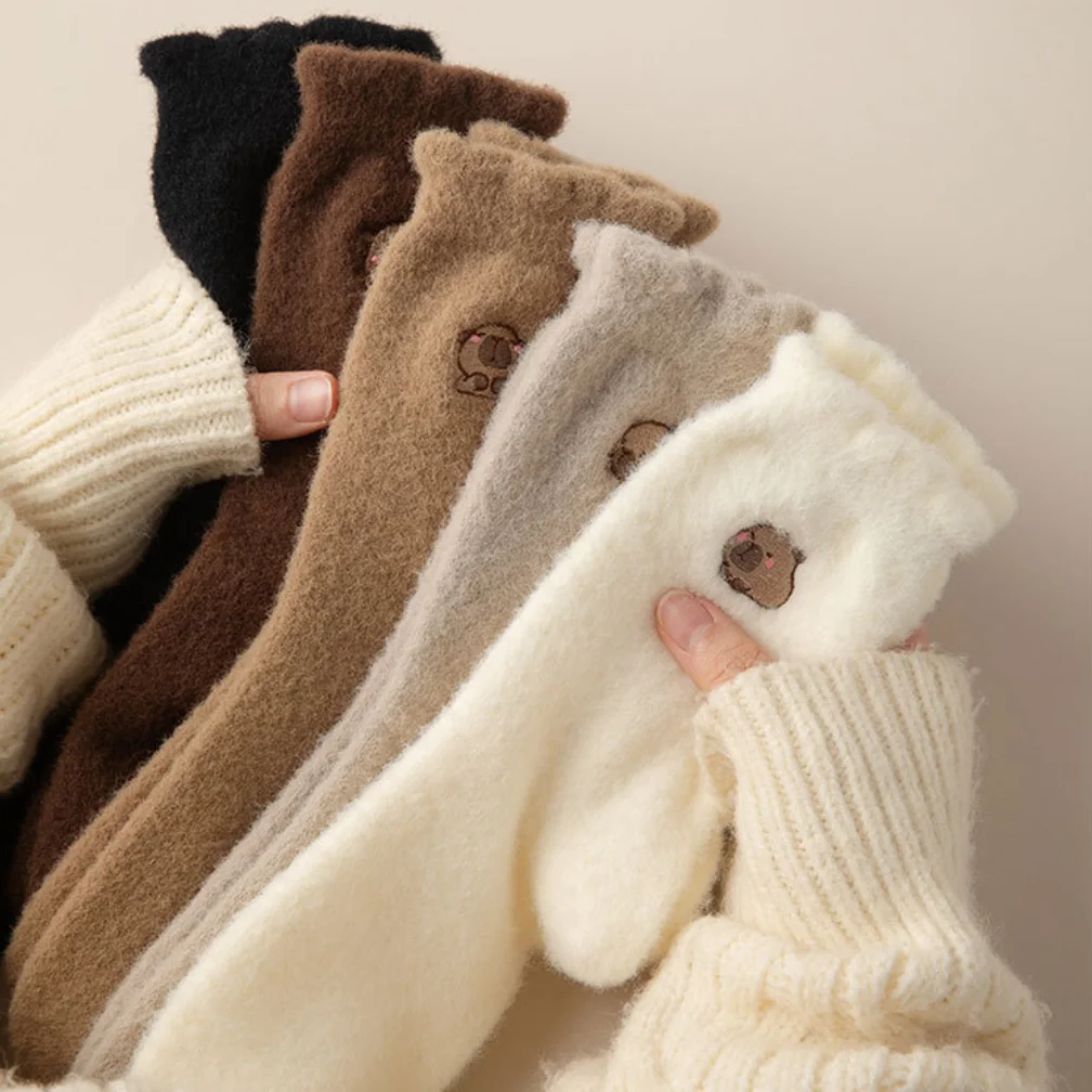 Autumn and Winter Soft Plush Mid-Calf Socks, 5 Pairs Pack, Capybara Jacquard, Warm and Heat-Retaining, High Elasticity, Non-Binding, Suitable for Home Wear/Commuting Wear/Festival Gifts