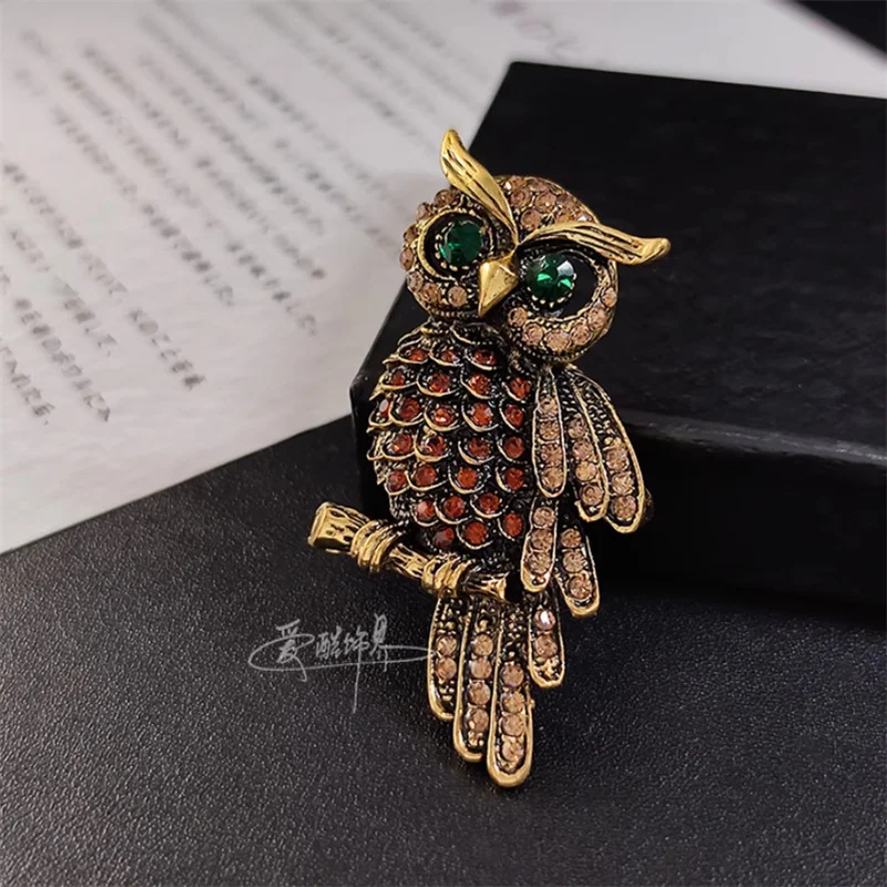 Light Luxury Full Rhinestone Owl Brooches For Women Lady Cartoon Blue Crystal Feather Alloy Animal Brooch Party Jewelry Suit Pin