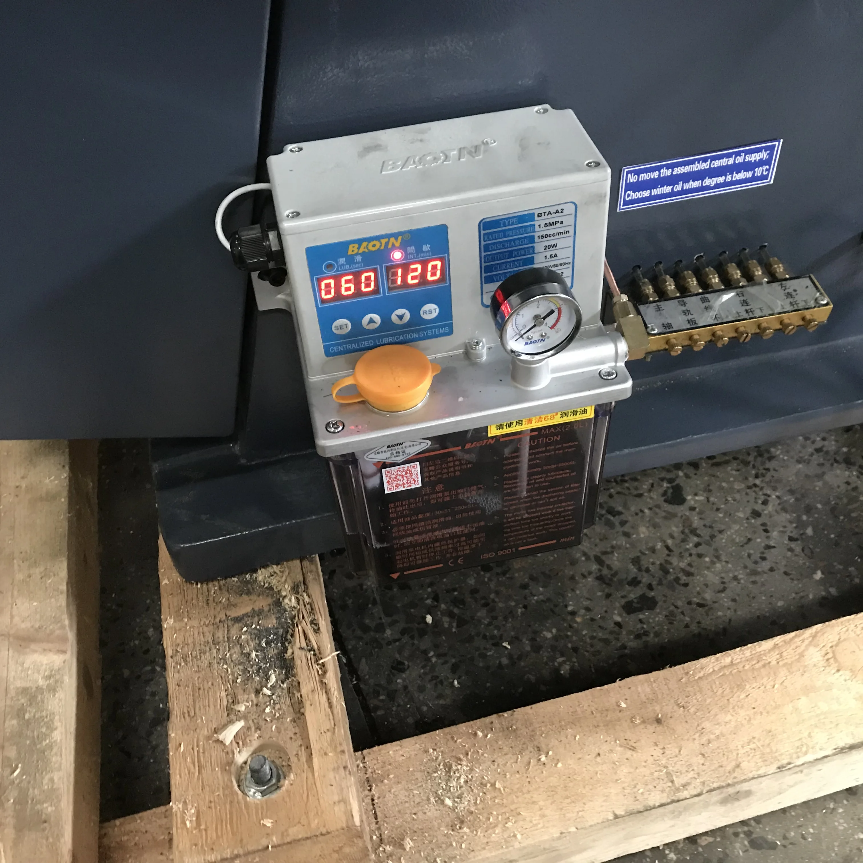 Máquina manual de corte e vinco de papel