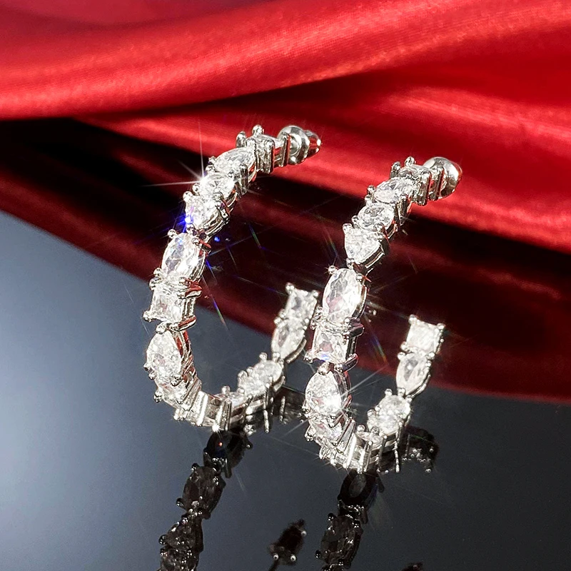 Huitan Luxus-Creolen mit gepflastertem Zirkonia und großem Kreis für Damen, versilbert, moderne Mode, Damen-Accessoires, OL-Schmuck