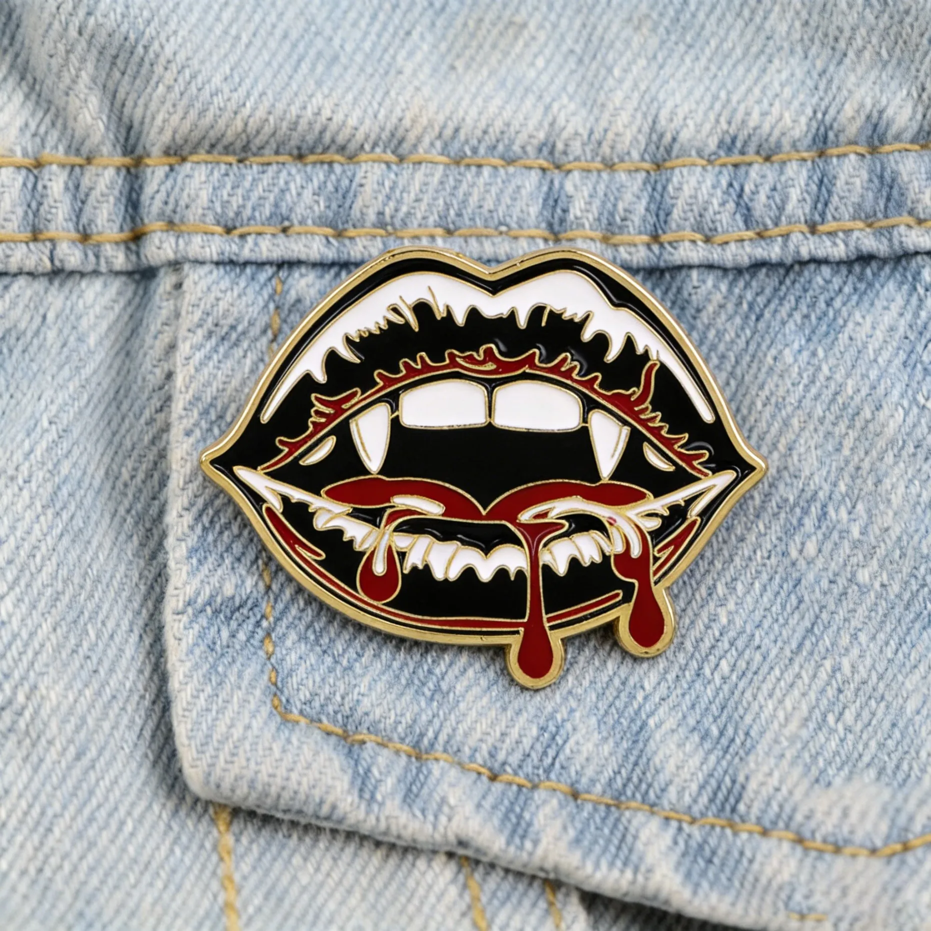 Vampir-Lippen Emaille-Anstecknadel Gotische Blut-Brosche Punk-Reversnadel für Rucksack Halloween-Geschenk für Horror- und Vampir-Liebhaber