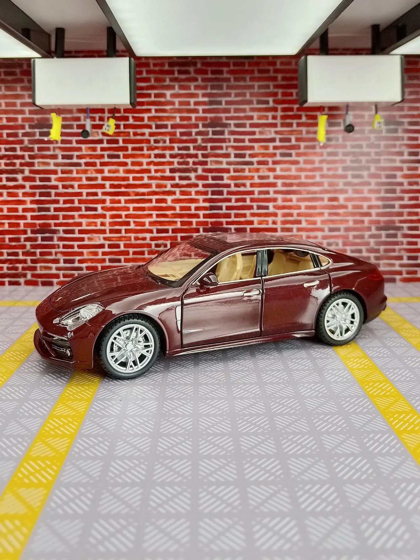 1: 24 simulation Porsche Panamera alloy model, doors and engine hood, trunk can be opened rich in details, finely crafted
