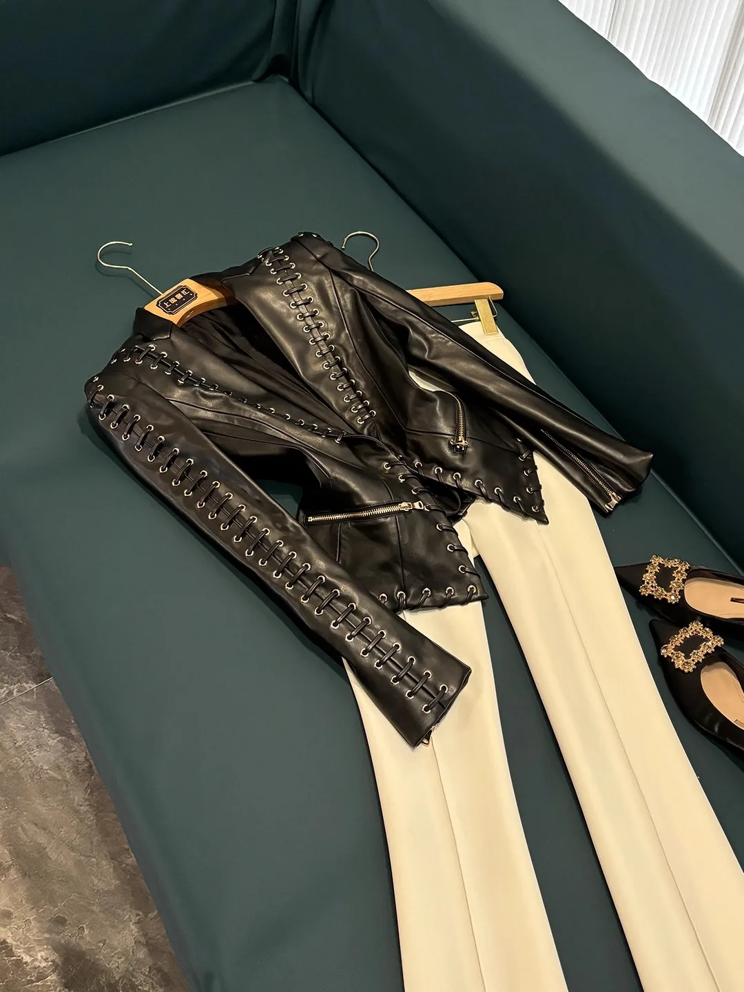 

Весна 2026: Модная кожаная куртка-пиджак премиум-класса, приталенный крой, модель A20655, в стиле Star, для повседневной носки, ветрозащитная, с длинным рукавом, круглый вырез горловины.