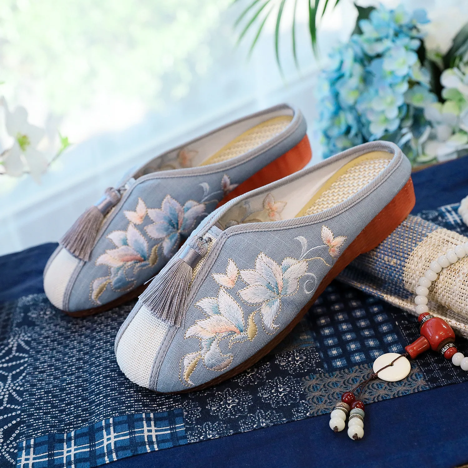 Chinese Style Flowers Embroidered Women Slippers Ladies Close Toe Leisure Comfort Flat Shoes