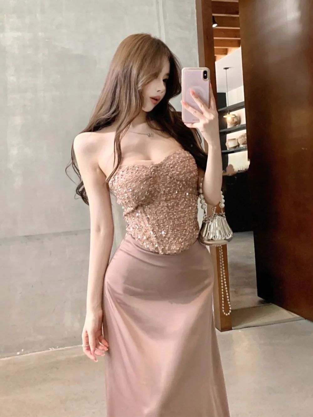 

Сексуальный женский комплект из двух предметов: топ на одно плечо и юбка. Осенний модный наряд от китайского бренда.