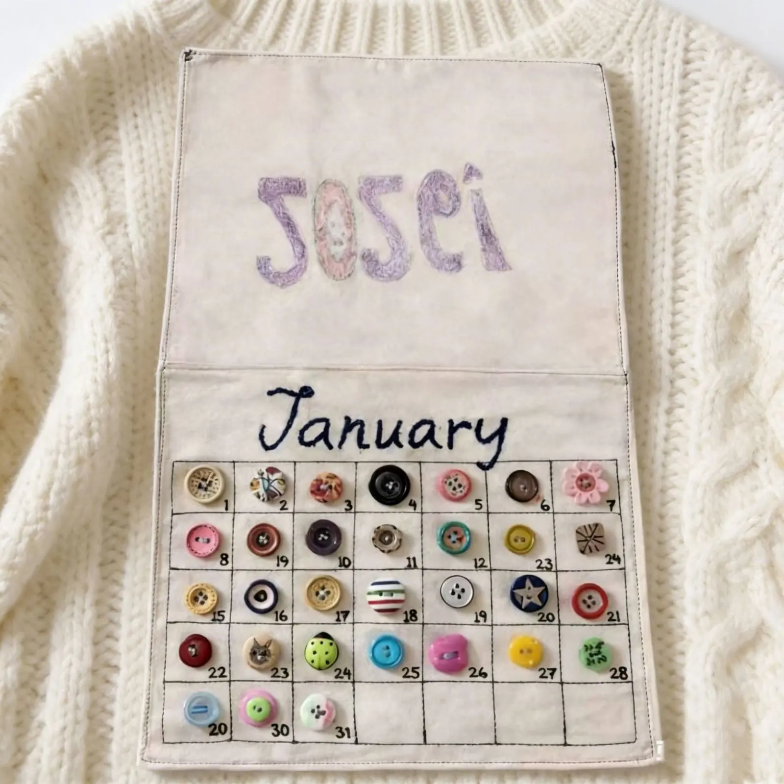 

Календарь-пуговица: Красочный текстильный календарь ручной работы с вышивкой, настенный декор для дома, уникальное украшение