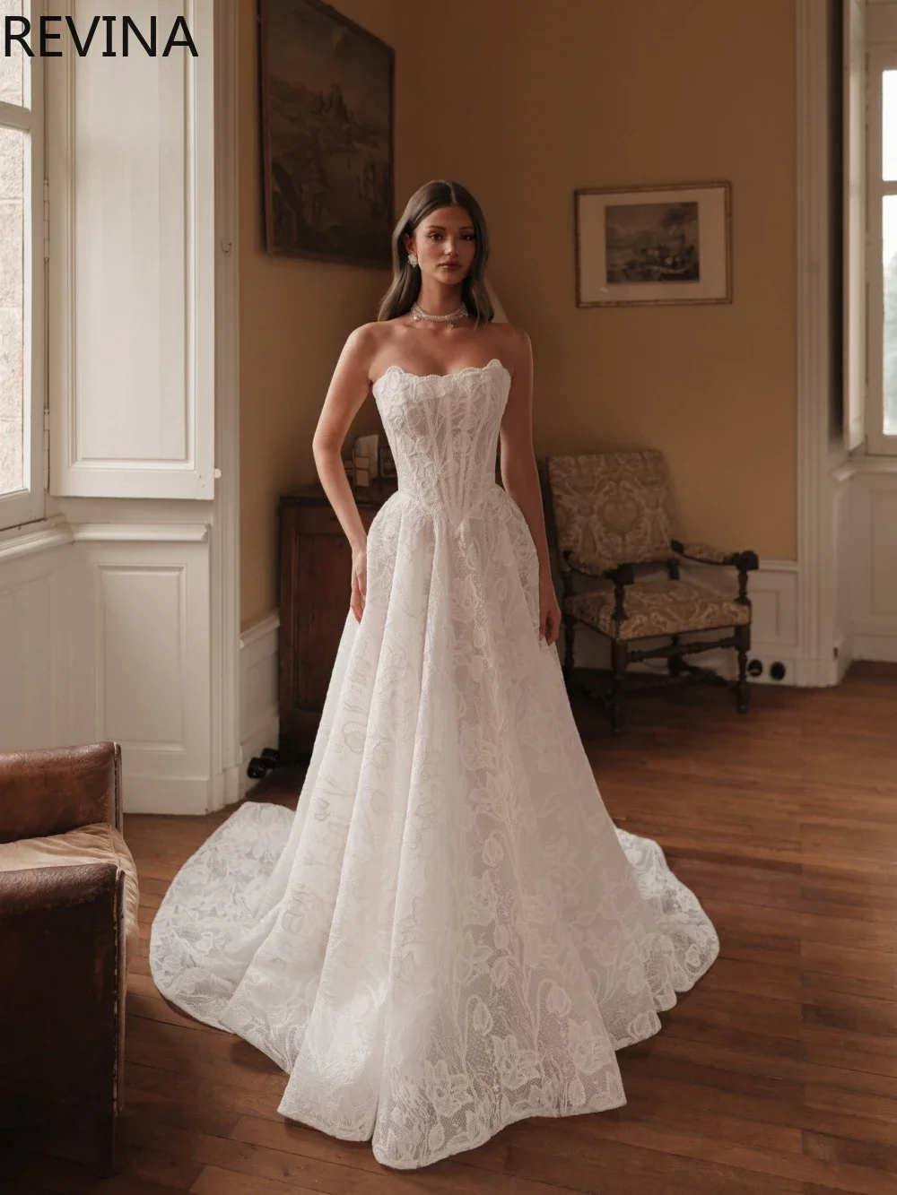 

Elegant A-line Bridal Dress for Women with Detachable Lace Sleeves Strapless Backless Design Customizable 2026 Wedding Dress